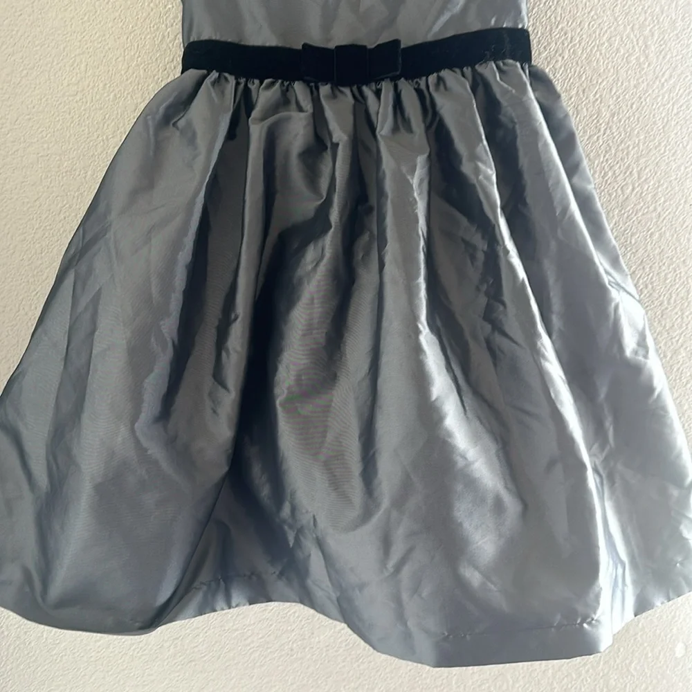 Girls‎ size 4 grey dress with black bow.
